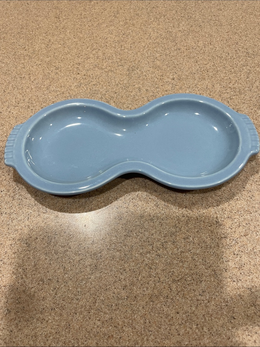 This Fiesta Ware ceramic sugar and creamer tray features a figure-eight design
